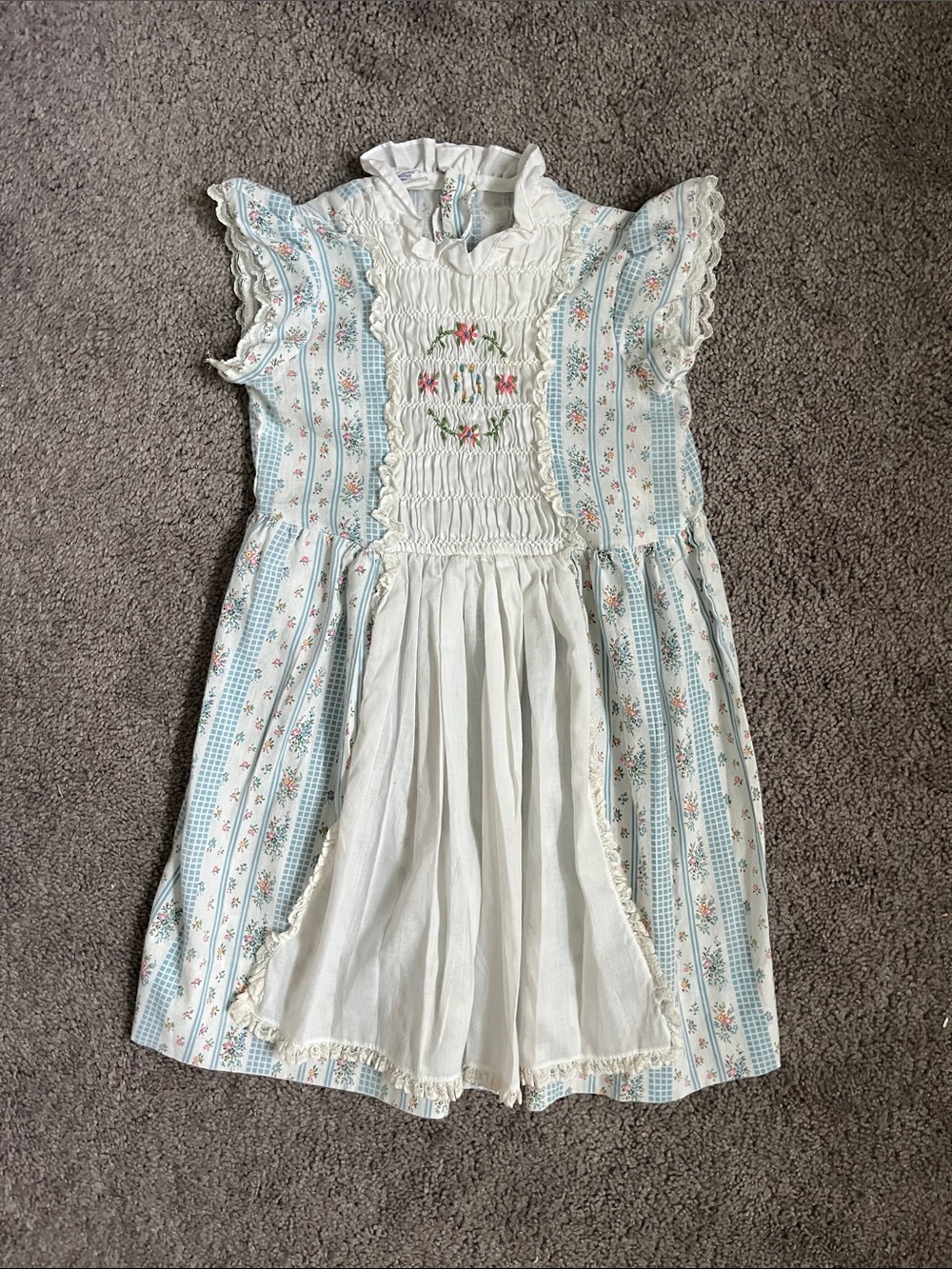 Vintage Polly Flinders size 6 dress. Hand smocked with button up back.